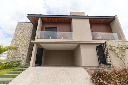 Casa de condomínio à venda com 330m², 4 quartos e 4 vagas Casa de condomínio à venda com 330m², 4 quartos e 4 vagasFachada