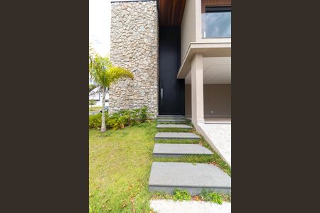 Casa de condomínio à venda com 330m², 4 quartos e 4 vagas Casa de condomínio à venda com 330m², 4 quartos e 4 vagasFachada