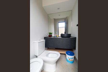 Casa de condomínio à venda com 330m², 4 quartos e 4 vagas Casa de condomínio à venda com 330m², 4 quartos e 4 vagasLavabo externo