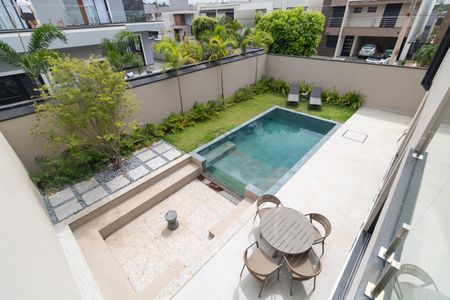 Casa de condomínio à venda com 330m², 4 quartos e 4 vagas Casa de condomínio à venda com 330m², 4 quartos e 4 vagasQuintal