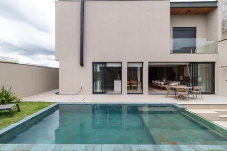 Casa de condomínio à venda com 330m², 4 quartos e 4 vagas Casa de condomínio à venda com 330m², 4 quartos e 4 vagasQuintal