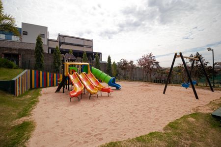 Casa de condomínio à venda com 330m², 4 quartos e 4 vagas Casa de condomínio à venda com 330m², 4 quartos e 4 vagasÁrea comum - Playground