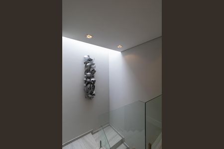 Casa de condomínio à venda com 330m², 4 quartos e 4 vagas Casa de condomínio à venda com 330m², 4 quartos e 4 vagasEscada