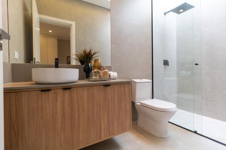 Casa de condomínio à venda com 330m², 4 quartos e 4 vagas Casa de condomínio à venda com 330m², 4 quartos e 4 vagasBanheiro da Suíte 01