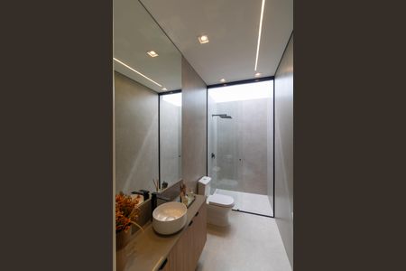 Casa de condomínio à venda com 330m², 4 quartos e 4 vagas Casa de condomínio à venda com 330m², 4 quartos e 4 vagasBanheiro da Suíte 02