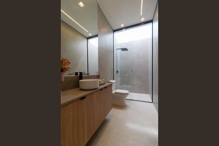 Casa de condomínio à venda com 330m², 4 quartos e 4 vagas Casa de condomínio à venda com 330m², 4 quartos e 4 vagasBanheiro da Suíte 02