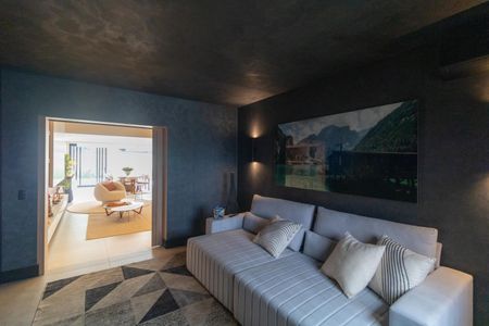 Casa de condomínio à venda com 330m², 4 quartos e 4 vagas Casa de condomínio à venda com 330m², 4 quartos e 4 vagasSala de TV