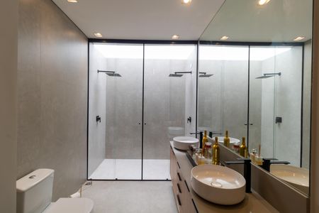 Casa de condomínio à venda com 330m², 4 quartos e 4 vagas Casa de condomínio à venda com 330m², 4 quartos e 4 vagasBanheiro da Suíte 04