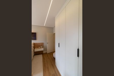 Casa de condomínio à venda com 330m², 4 quartos e 4 vagas Casa de condomínio à venda com 330m², 4 quartos e 4 vagasSuíte 02