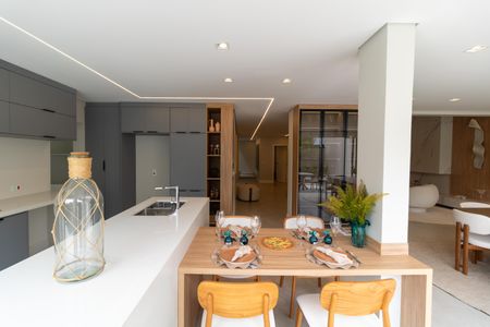 Casa de condomínio à venda com 330m², 4 quartos e 4 vagas Casa de condomínio à venda com 330m², 4 quartos e 4 vagasCozinha