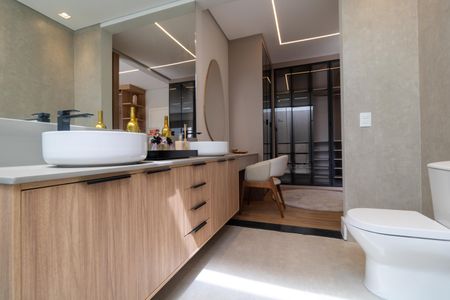 Casa de condomínio à venda com 330m², 4 quartos e 4 vagas Casa de condomínio à venda com 330m², 4 quartos e 4 vagasBanheiro da Suíte 04