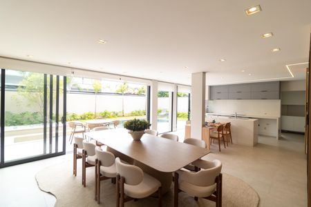 Casa de condomínio à venda com 330m², 4 quartos e 4 vagas Casa de condomínio à venda com 330m², 4 quartos e 4 vagasVaranda gourmet