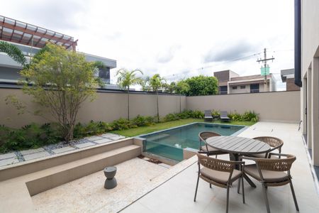 Casa de condomínio à venda com 330m², 4 quartos e 4 vagas Casa de condomínio à venda com 330m², 4 quartos e 4 vagasQuintal