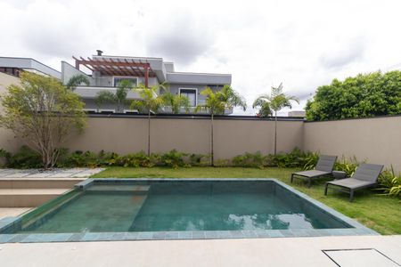 Casa de condomínio à venda com 330m², 4 quartos e 4 vagas Casa de condomínio à venda com 330m², 4 quartos e 4 vagasQuintal