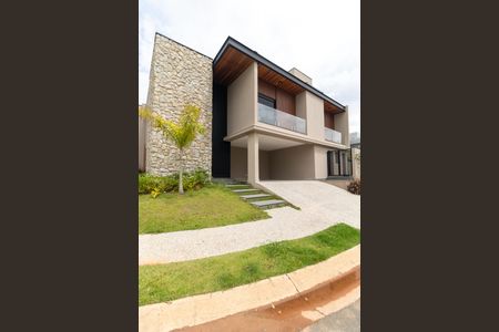 Casa de condomínio à venda com 330m², 4 quartos e 4 vagas Casa de condomínio à venda com 330m², 4 quartos e 4 vagasFachada