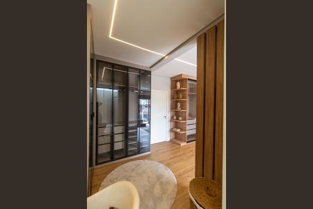 Casa de condomínio à venda com 330m², 4 quartos e 4 vagas Casa de condomínio à venda com 330m², 4 quartos e 4 vagasCloset Suíte 04