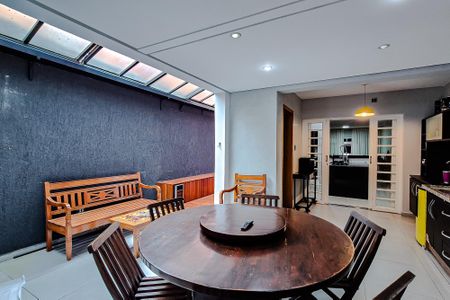 Casa à venda com 237m², 2 quartos e 2 vagasÁrea externa