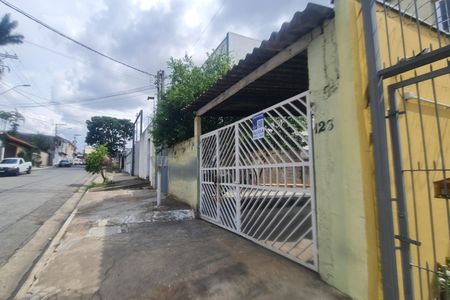 Casa para alugar com 50m², 1 quarto e 1 vagaFachada do imóvel com placa QuintoAndar