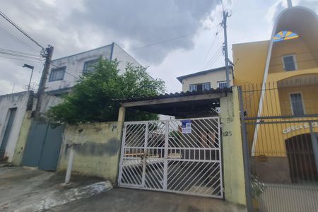 Casa para alugar com 50m², 1 quarto e 1 vagaFachada do imóvel com placa QuintoAndar