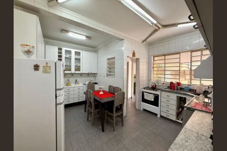 Casa à venda com 210m², 3 quartos e 2 vagasCozinha 