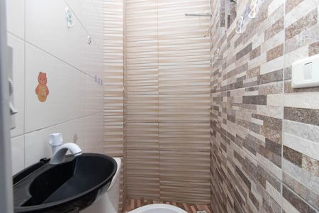 Banheiro de kitnet/studio para alugar com 1 quarto, 21m² em Jardim Ataliba Leonel, São Paulo