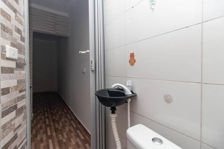 Banheiro de kitnet/studio para alugar com 1 quarto, 21m² em Jardim Ataliba Leonel, São Paulo