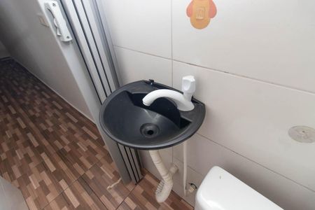 Banheiro de kitnet/studio para alugar com 1 quarto, 21m² em Jardim Ataliba Leonel, São Paulo