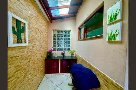 Casa à venda com 118m², 2 quartos e 2 vagasCorredor externo 