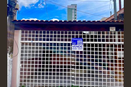 Casa à venda com 118m², 2 quartos e 2 vagasPlaca instalada na fachada do imóvel 