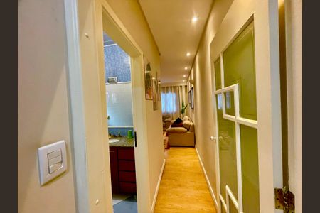 Casa à venda com 118m², 2 quartos e 2 vagasCorredor interno