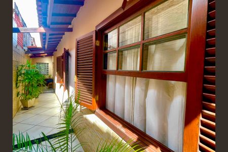 Casa à venda com 118m², 2 quartos e 2 vagasCorredor externo