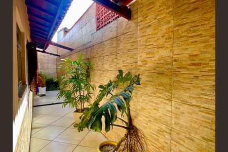 Casa à venda com 118m², 2 quartos e 2 vagasCorredor externo