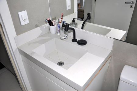 Apartamento para alugar com 34m², 2 quartos e 1 vagaDetalhe - Banheiro Social