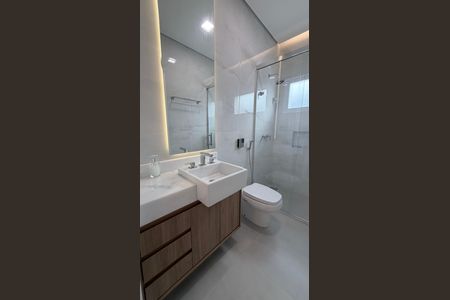 Casa de condomínio para alugar com 278m², 3 quartos e 4 vagasBanheiro da Suíte 2