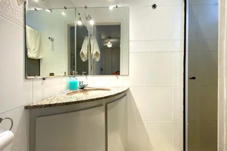 Apartamento à venda com 230m², 3 quartos e 1 vagaBanheiro da Suíte 1