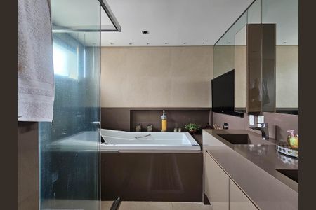 Apartamento para alugar com 244m², 4 quartos e 4 vagas Apartamento para alugar com 244m², 4 quartos e 4 vagasBanheiro da Suíte 3