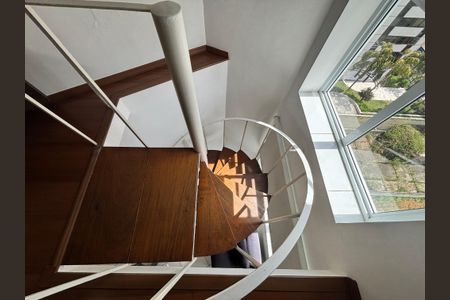 Apartamento para alugar com 45m², 1 quarto e 1 vaga Apartamento para alugar com 45m², 1 quarto e 1 vagaEscada