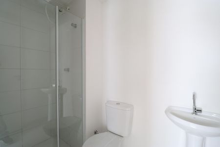 Banheiro de apartamento para alugar com 1 quarto, 26m² em Parque Industrial Tomas Edson, São Paulo