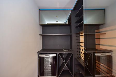 Apartamento à venda com 296m², 5 quartos e 4 vagasAdega