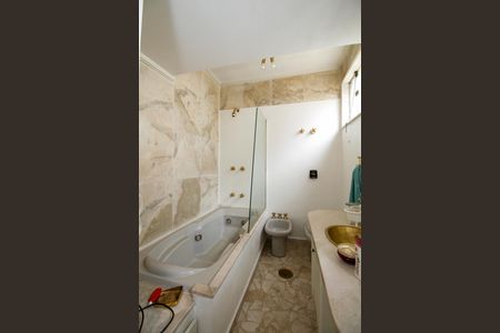 Apartamento à venda com 245m², 2 quartos e 2 vagas Apartamento à venda com 245m², 2 quartos e 2 vagasBanheiro da Suíte 2