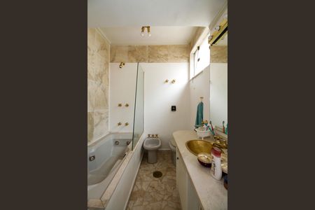 Apartamento à venda com 245m², 2 quartos e 2 vagas Apartamento à venda com 245m², 2 quartos e 2 vagasBanheiro da Suíte 2