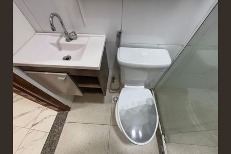 Banheiro de casa de condomínio para alugar com 1 quarto, 45m² em Anil, Rio de Janeiro