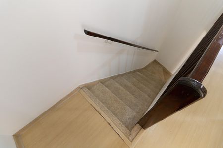 Casa para alugar com 150m², 2 quartos e 1 vaga Casa para alugar com 150m², 2 quartos e 1 vagaEscada