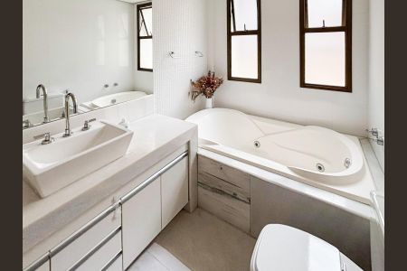 Apartamento à venda com 150m², 4 quartos e 4 vagasBanheiro suíte 1