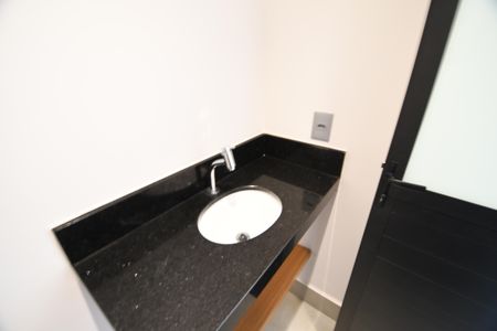 Casa de condomínio à venda com 185m², 3 quartos e 2 vagasBanheiro de serviço