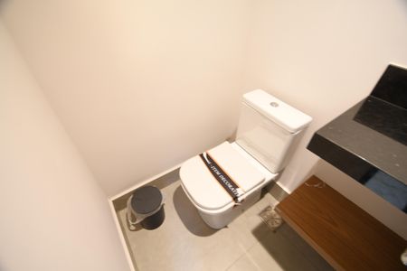 Casa de condomínio à venda com 185m², 3 quartos e 2 vagasBanheiro de serviço