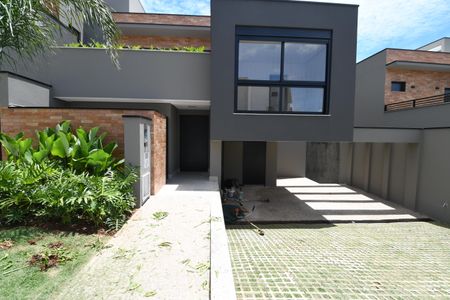 Casa de condomínio à venda com 221m², 3 quartos e 2 vagasFachada