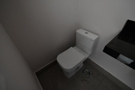 Casa de condomínio à venda com 221m², 3 quartos e 2 vagasBanheiro de serviço