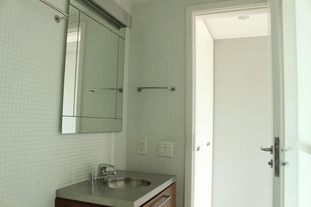 Apartamento à venda com 81m², 2 quartos e 2 vagasBanheiro da Suíte