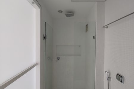 Apartamento à venda com 81m², 2 quartos e 2 vagas Apartamento à venda com 81m², 2 quartos e 2 vagasBanheiro da Suíte